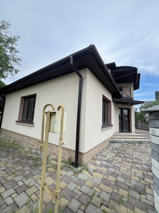 Сучасн.котеж закритою територ.в р-н нових котед. поруч центр.частини.