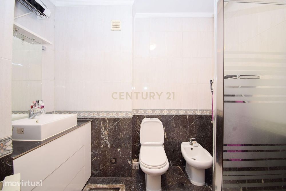 T3 Duplex 116m no Carregado em urbanização tranquila com acesso direto
