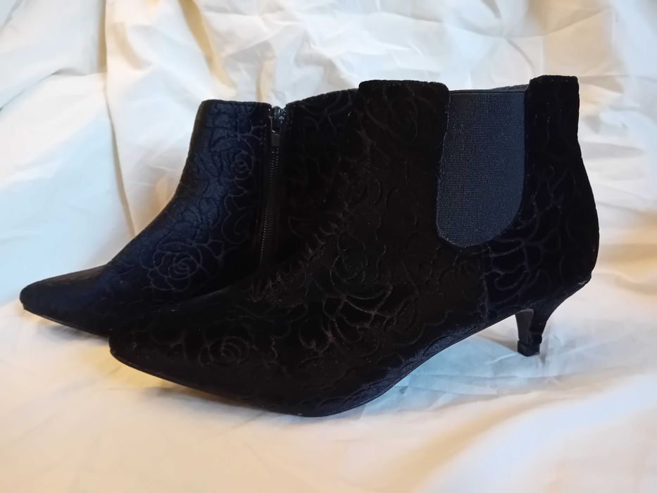 Buty botki kolor czarny motyw kwiatowy