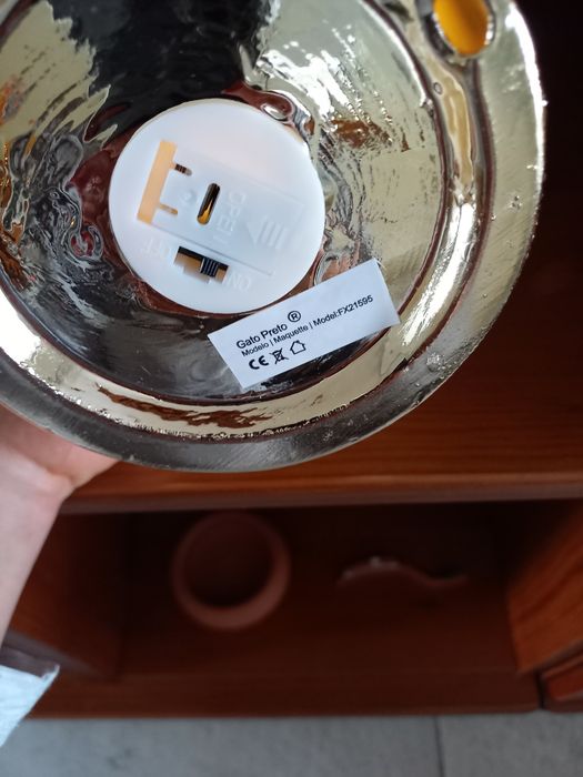 Árvore de natal em metal dourado com luz interior