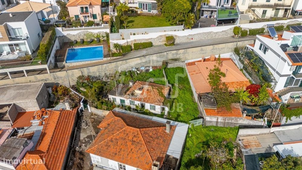 Prédio Urbano Terreo  com Projecto Aprovado - Funchal