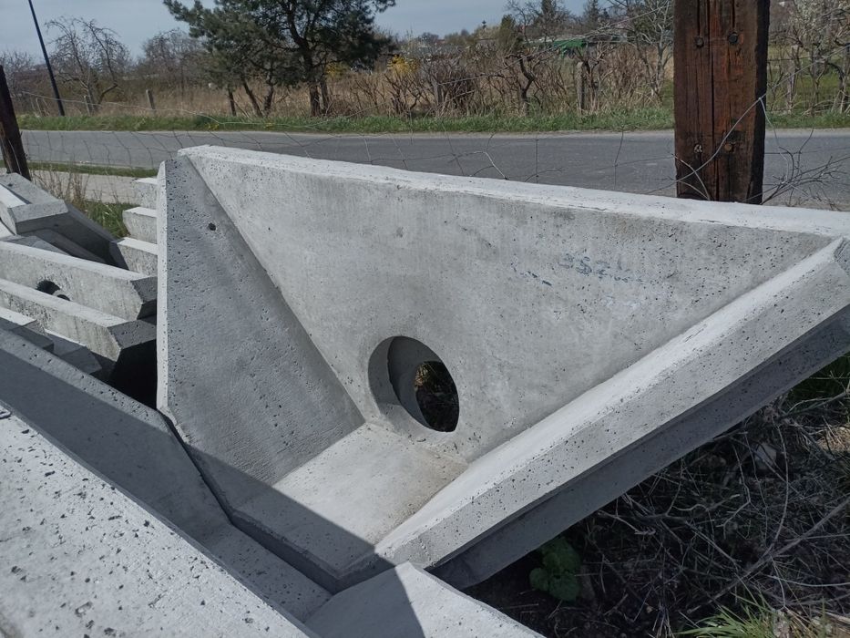 Zbrojona  ścianka przepustu fi 300mm. Zakończenie  przepustu,  p