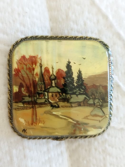 Linda broche vintage pintado à mão em madrepérola.