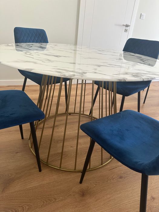 Mesa de jantar c/ respetivas cadeiras