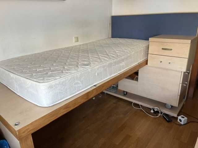 Excelente Cama solteiro com colchão e mesas cabeceira