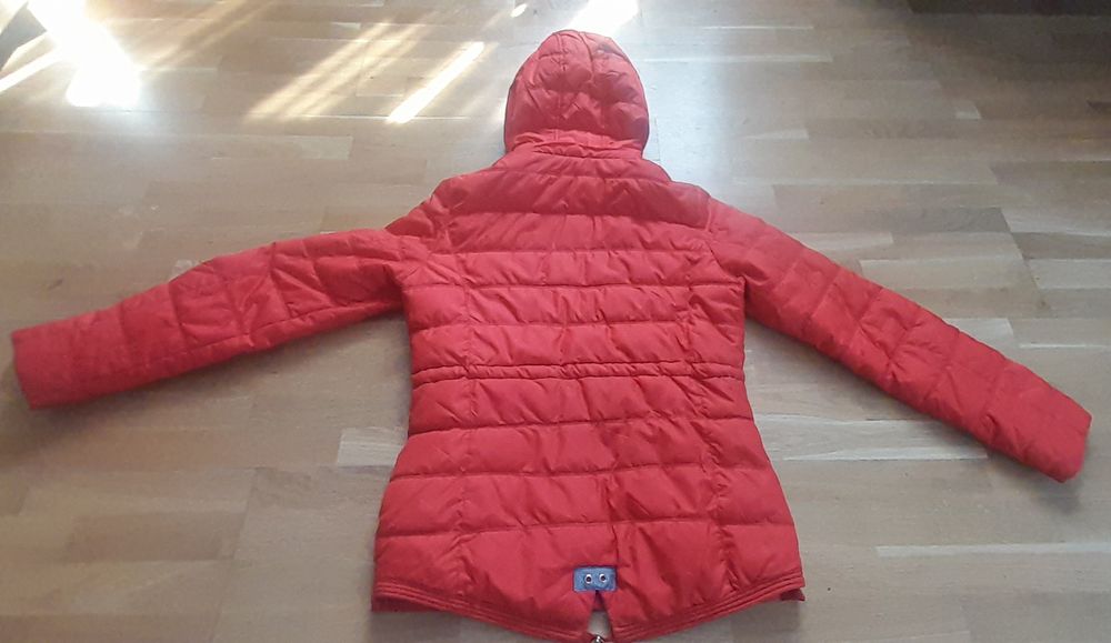 Czerwona kurtka z kapturem