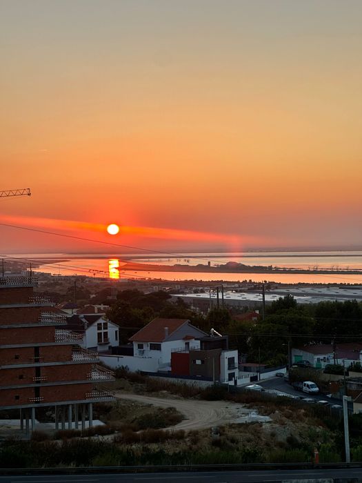 QUARTO C/ VARANDA , para SOLTEIROS H/M , PROX ao comboio Sta iria