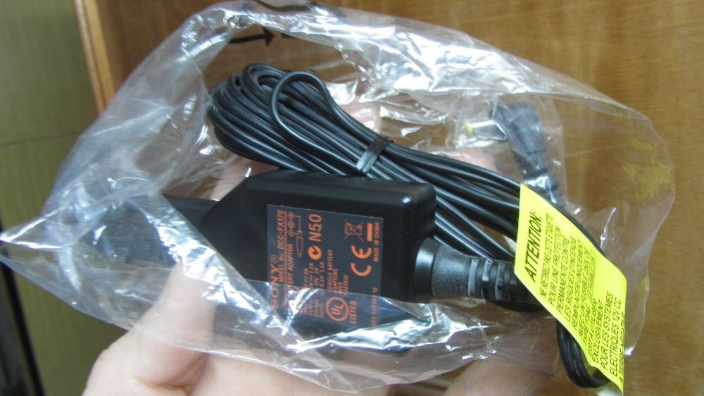 Автомобильное зарядное устройство SONY DCC-FX170 новое