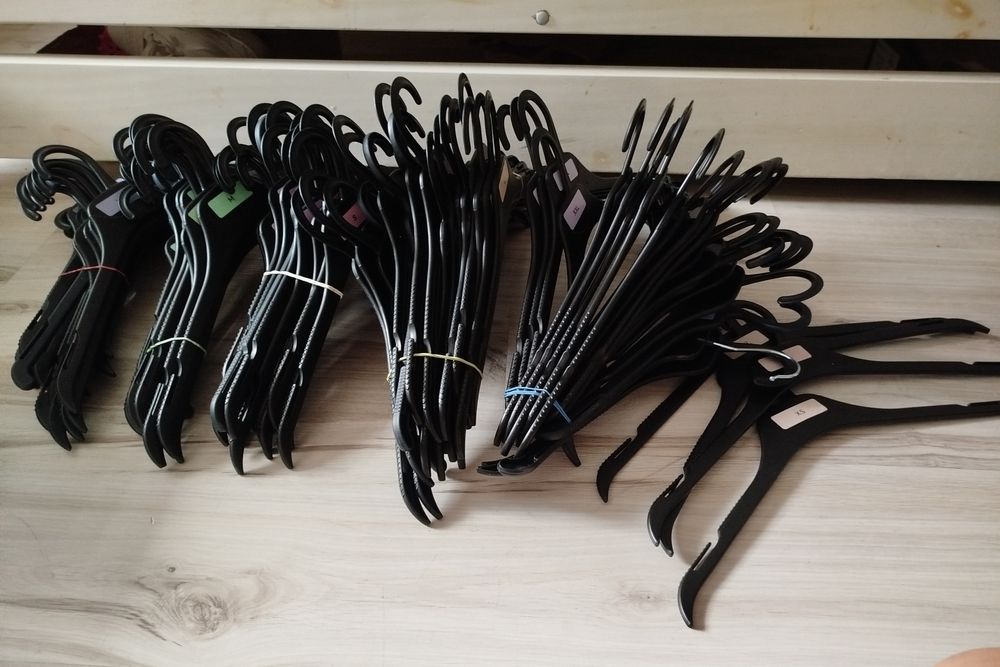 Wieszaki plastikowe lekkie z rozmiarówką 99 szt