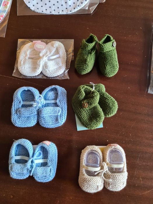 Acessórios para bebé. Sapatinhos, prende chupetas e babetes. NOVOS!