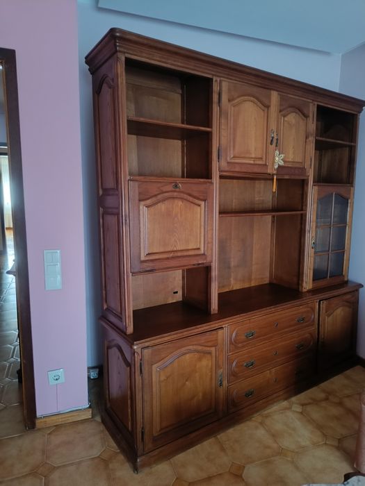 Dois móveis de sala em madeira