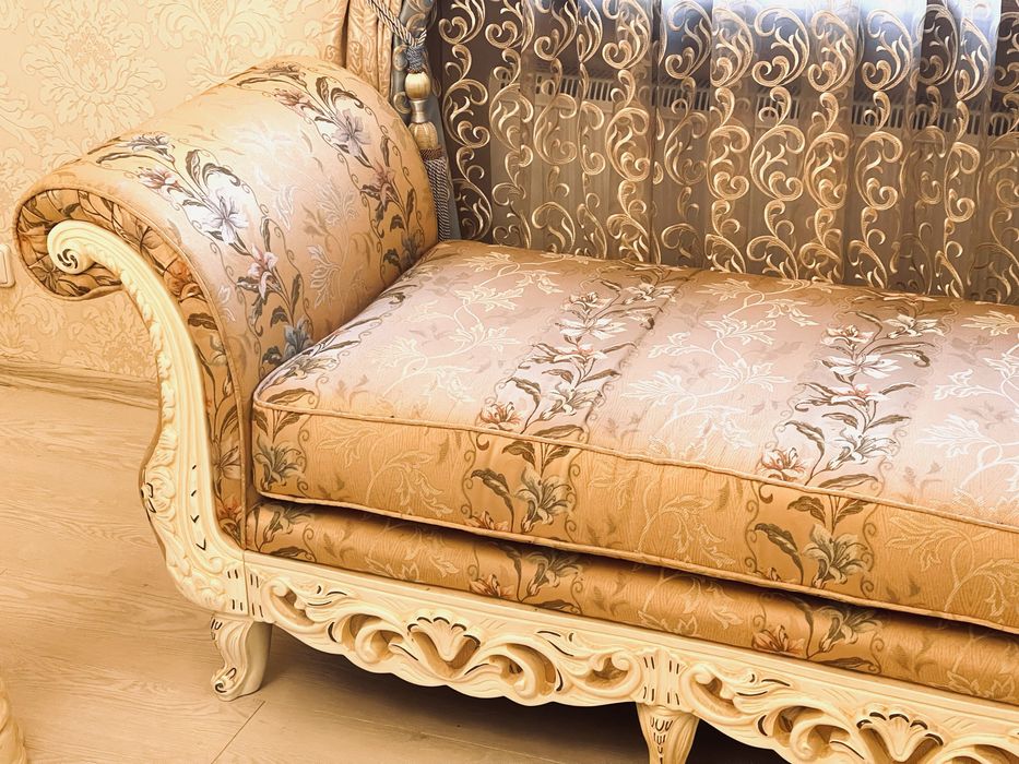 Новый элитный итальяский диван,220 см на 90 см.