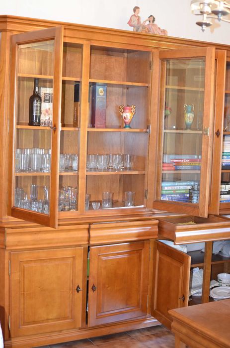 Móvel e mesinha de sala em Cerejeira