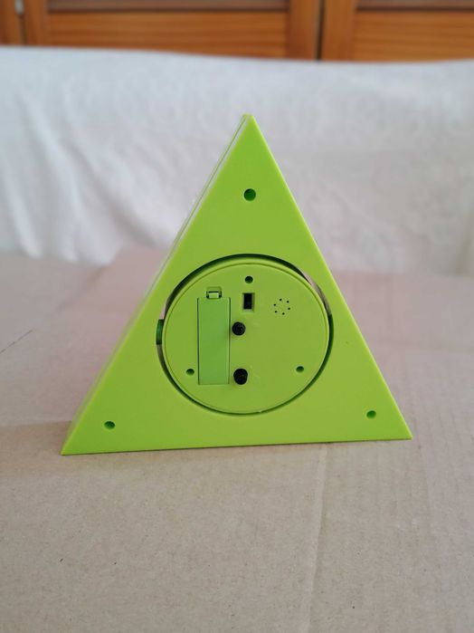 Relógio analógico triangular Verde lima