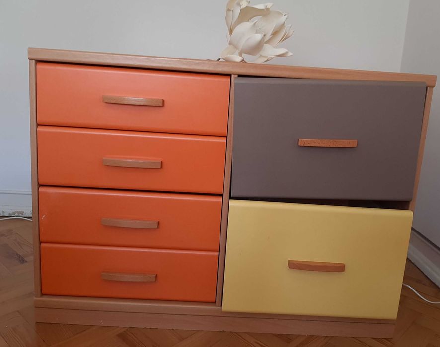 Cómoda colorida - cerejeira