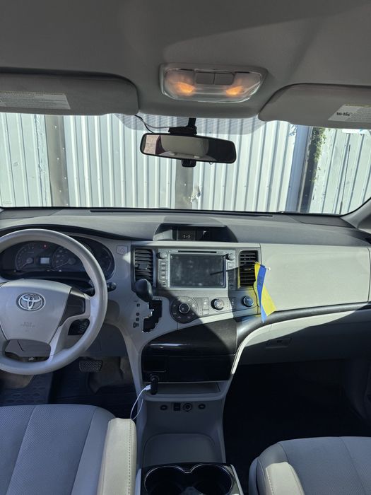 Toyota Sienna 2012 рік