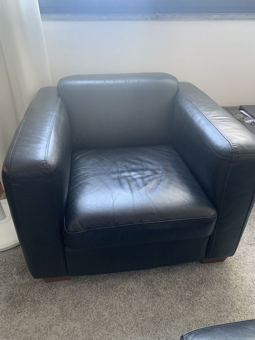 Sofá individual em pele verdadeira, usado mas em otimas condicoes