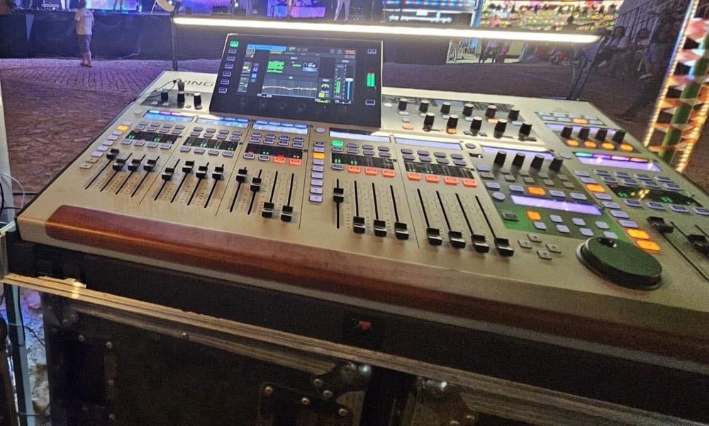 Behringer WING Mesa de mistura digital com case feita à medida
