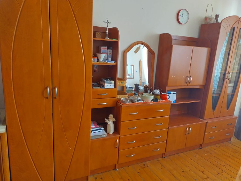 Zestaw mebli do salonu  8 elementów w tym 2 szafy oraz lustro