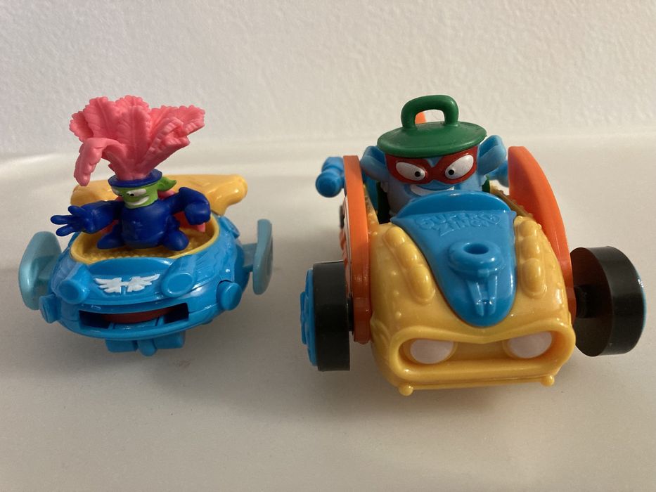 Super zings 2 figurki, pojazd i przyczepka