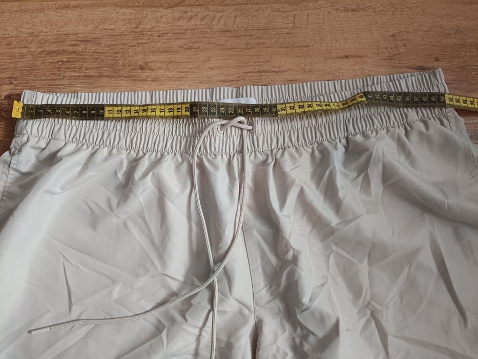 Spodenki Calvin Klein.jasne.ciwnkie .ściągane sznurki w pasie.zapraszam.