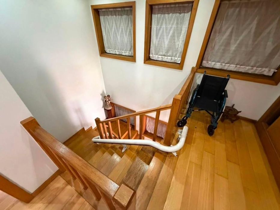 Cadeira elevatória LEVITA para escadas curvas