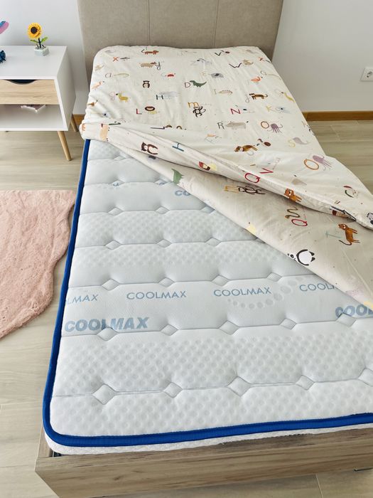Cama solteiro com mesinha de cabeceira e colchao