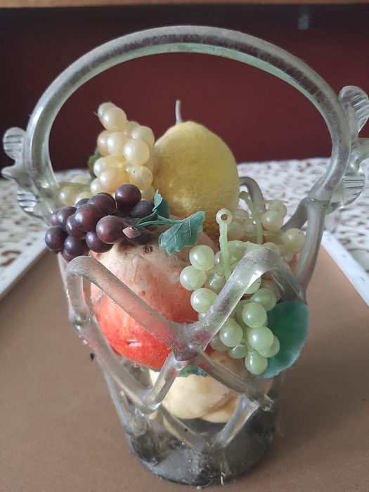 Ваза с бутафорскими фруктами