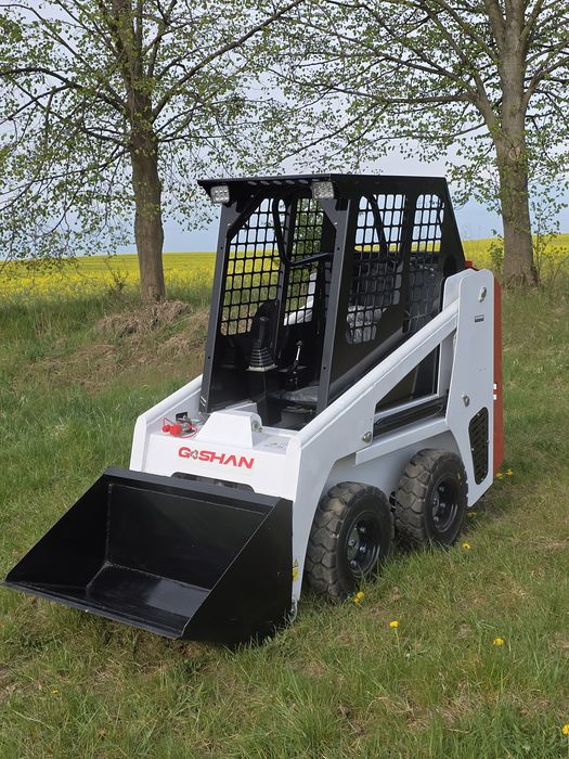 Mini ładowarka kołowa / Mini Skid Steer Loader – 700 kg udźwigu