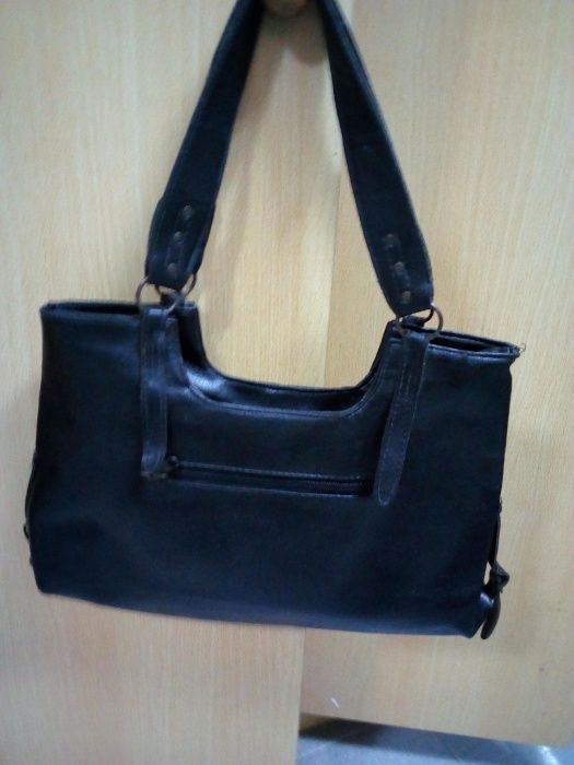 Mala preta com tachas douradas