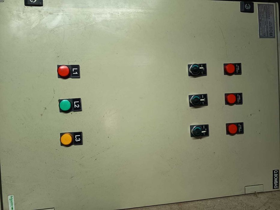 Grupo de bombagem de água Grundfos com quadro e tubagem inox