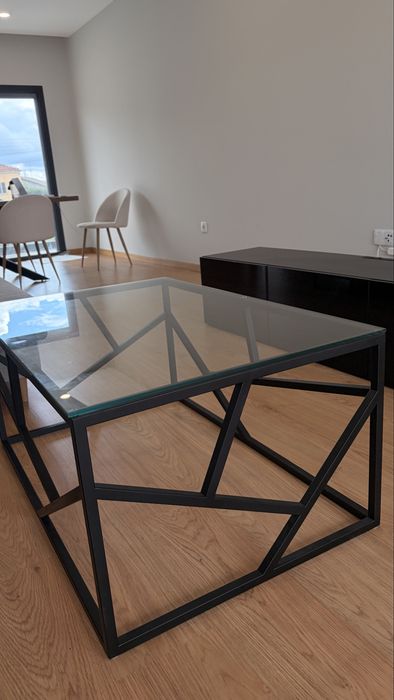 Mesa de centro vidro temperado e ferro preto estilo industrial