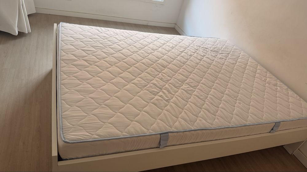 Cama branca + colchão