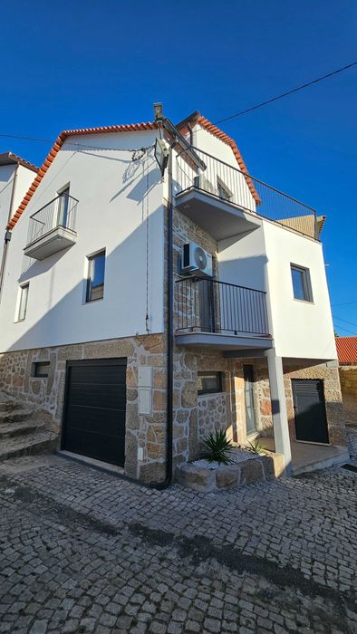 Moradia T3 recente com garagem, terraço e ar condicionado