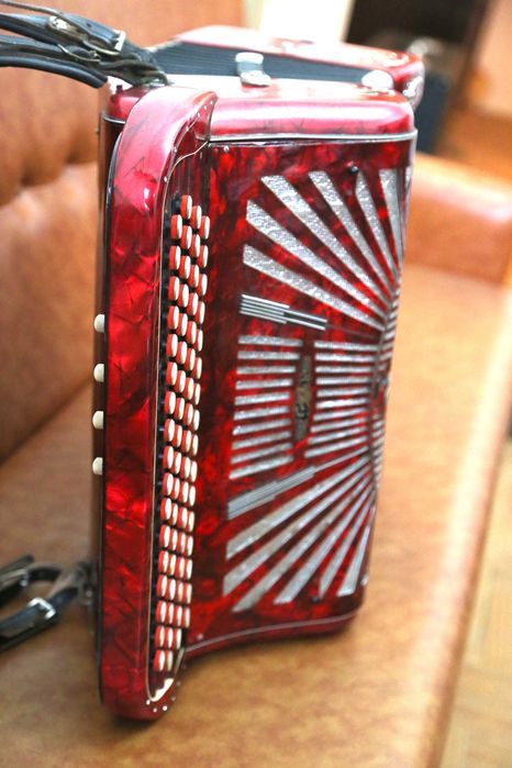 Acordeão vermelho com botões Maugein Fres