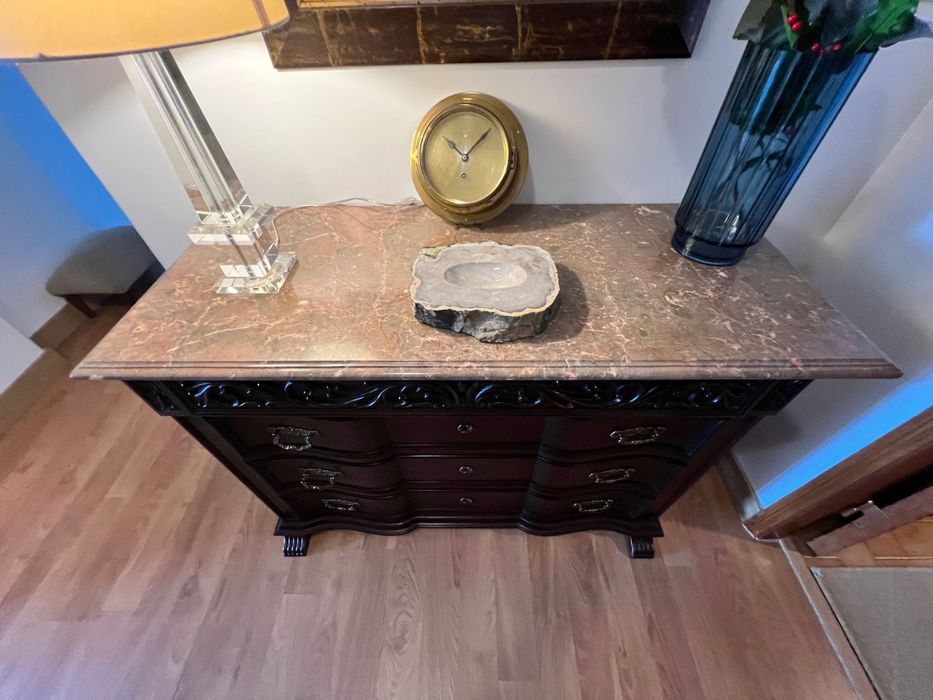 Cómoda Clássica em Madeira Maciça e Tampo de Pedra Natural