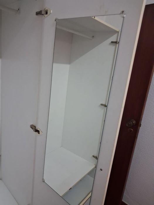 Roupeiro branco de 2 portas