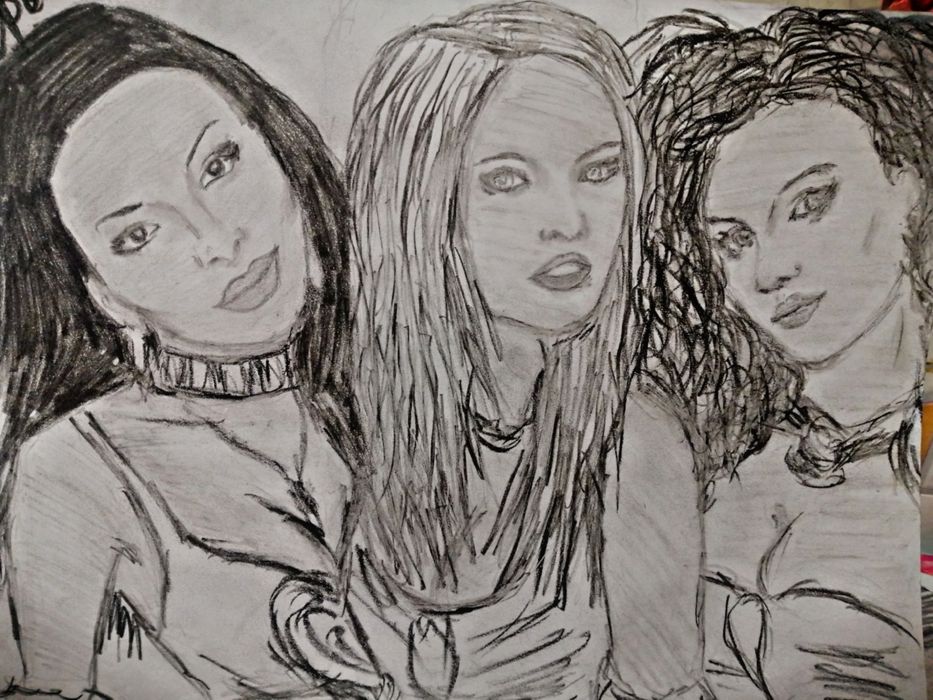 Рисую портреты карандашем, пейзажи красками.