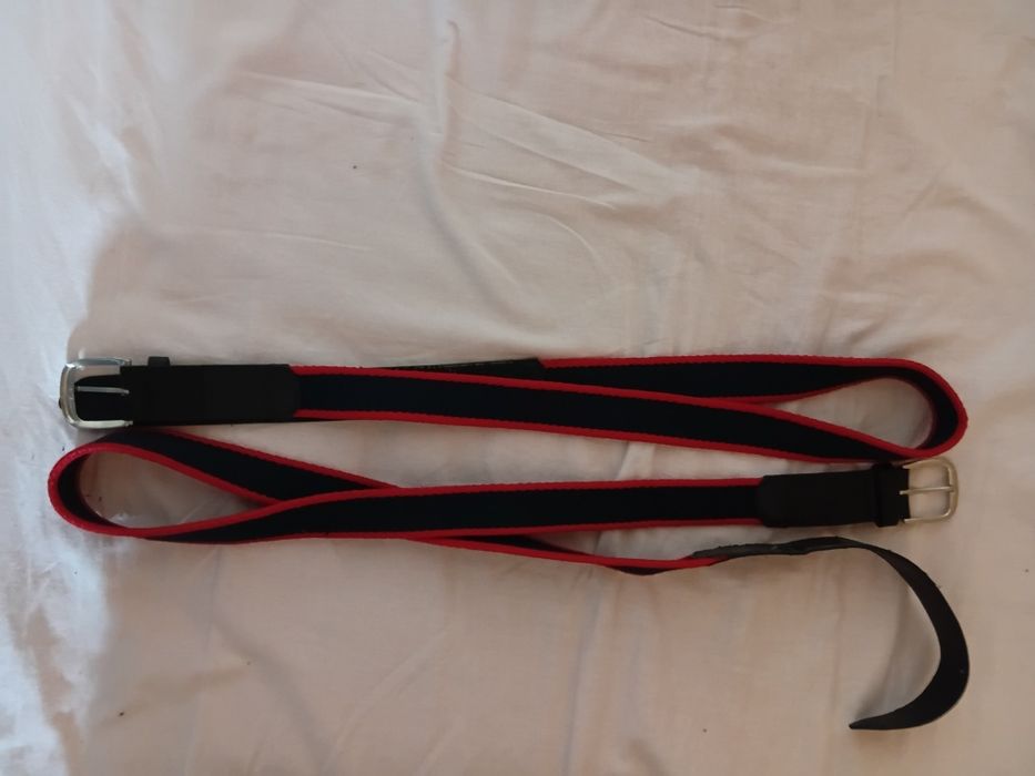 Cintos preto e vermelho