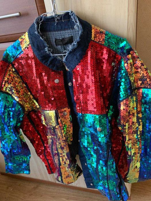 Радужная джинсовая куртка обшитая пайетками в корейском стиле