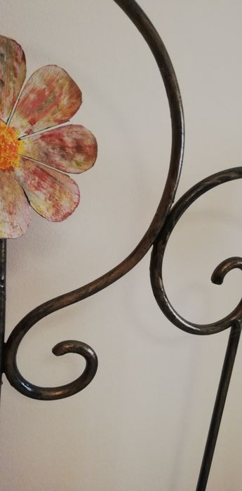 Cama casal em ferro e estrado de ripas