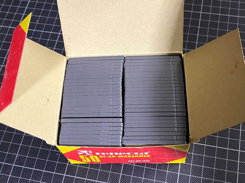 Caixa com 50 molduras de slides REFLECTA com vidro duplo Anti Newton