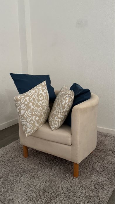 Sofa com 4 almofadas