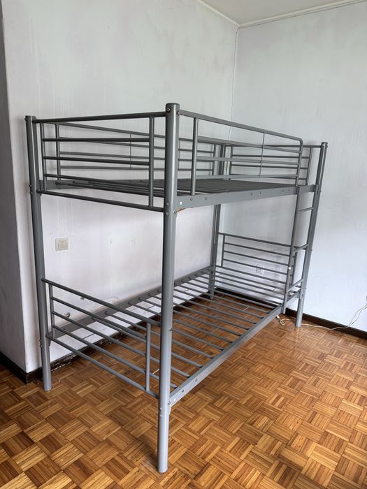 Beliche com corrimão e escada metálica