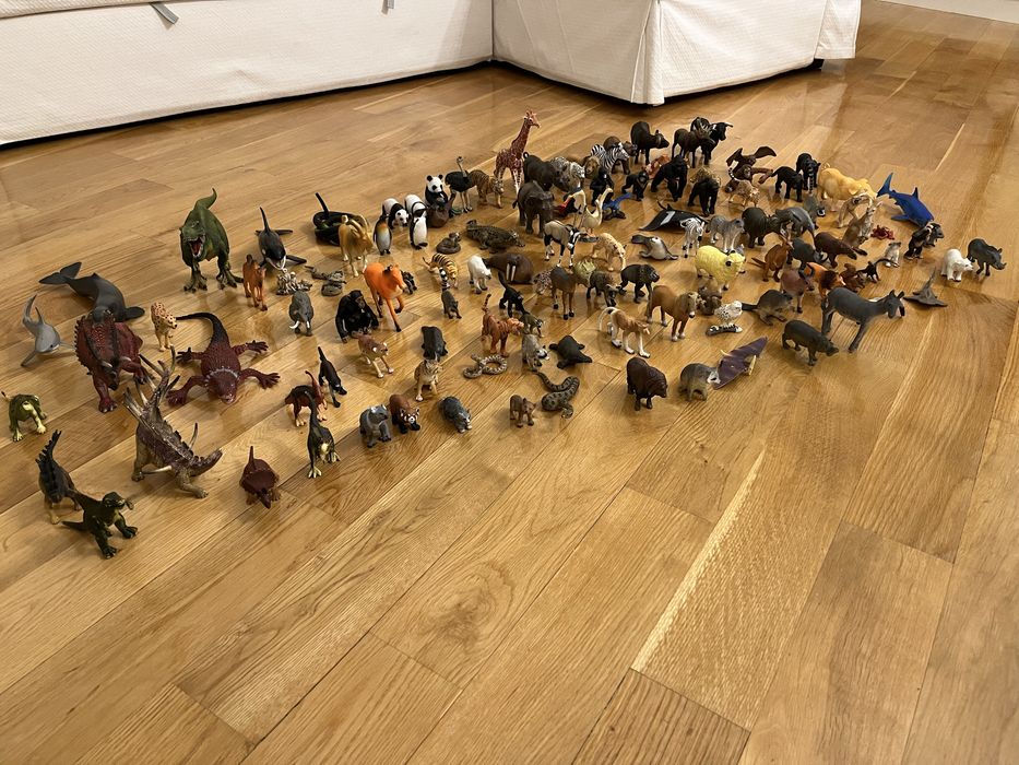 Kolekcja zwiierzątek i dinozaurów