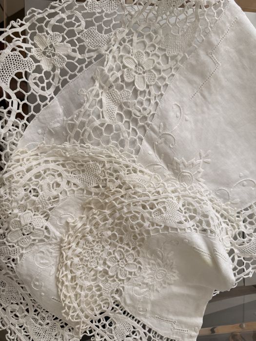 Toalhas e lençóis com renda (lote grande de artigos)