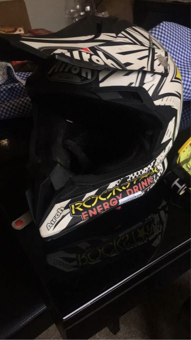 Capacete Airoh bom e oculos