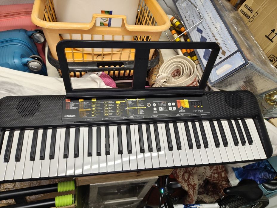Piano/Teclado Yamaha PSR-F52 com Suporte