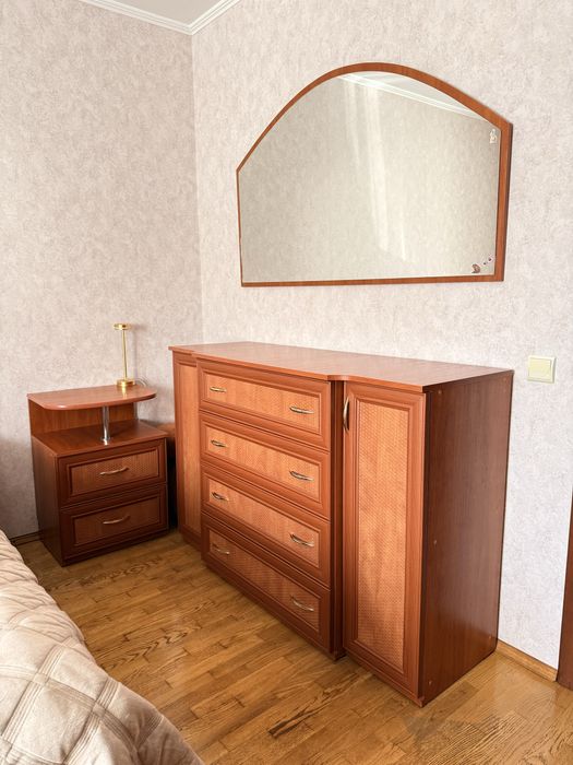 Комод , тумбочка, стіл робочий та дзеркало