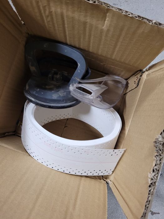 pozostałości po budowie: podkład arbiton, taśma amerykańska